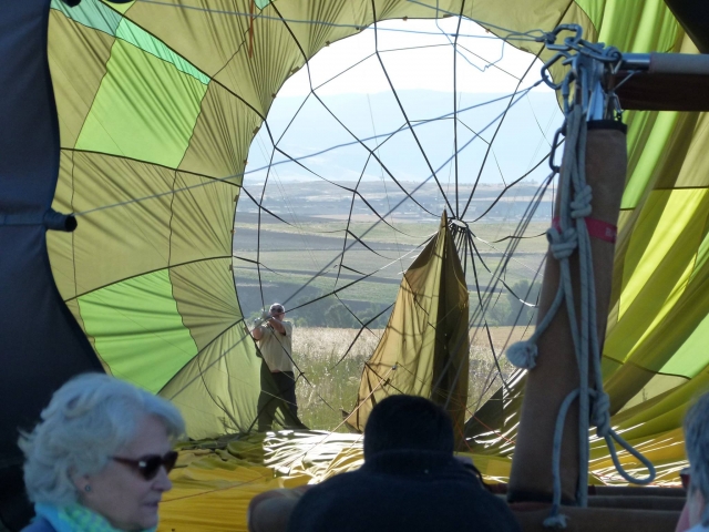 Labores de montaje del globo