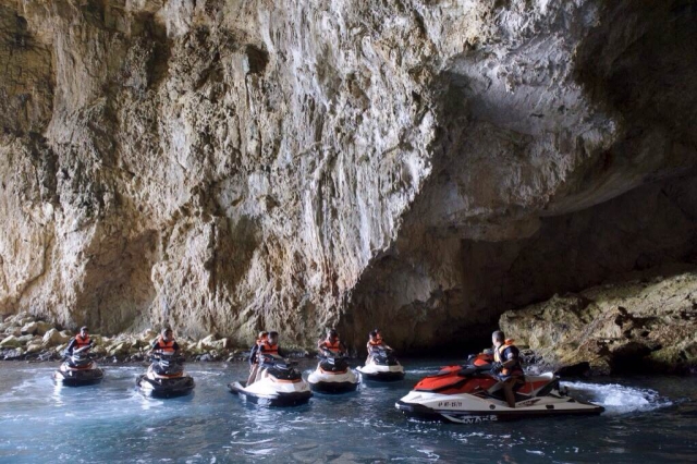 motos debajo de una cueva de agua
