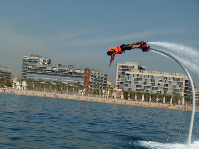 Vuelo de flyboard frenle a la playa