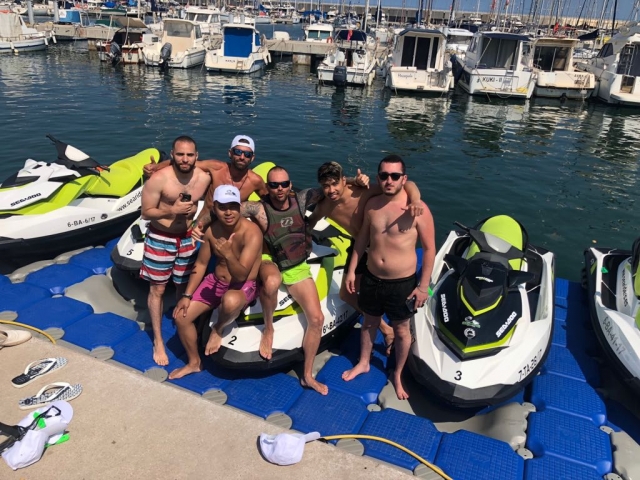 Amigos con las motos nauticas en Badalona