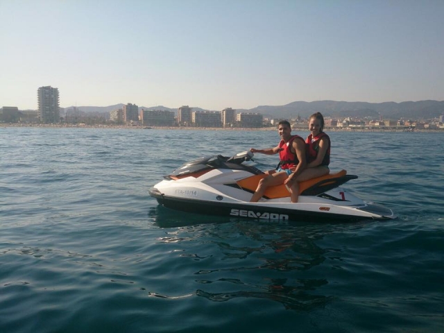 Pareja en moto nautica en el Mediterraneo catalan