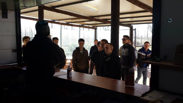  Jungen schauen eine Person hinter einem Demonstranten an 