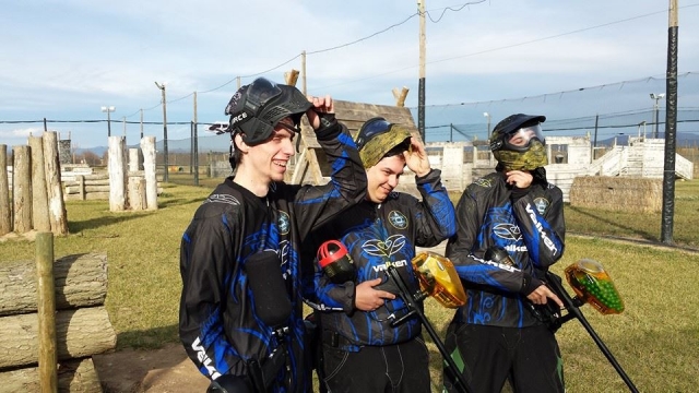 drei Jungen nehmen ihre Helme ab 