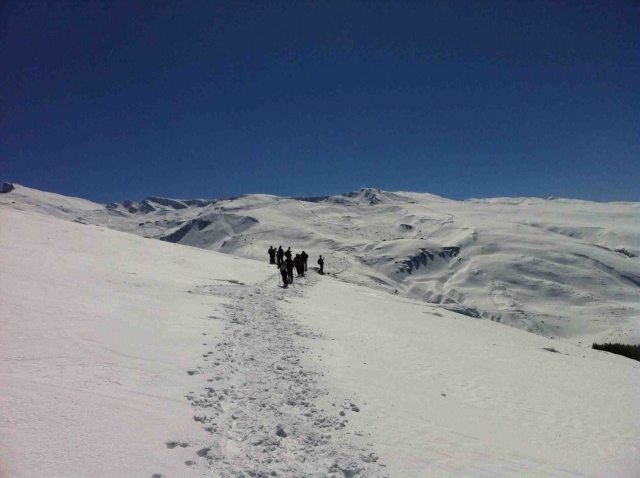 recorriendo sierra nevada con raquetas.jpeg