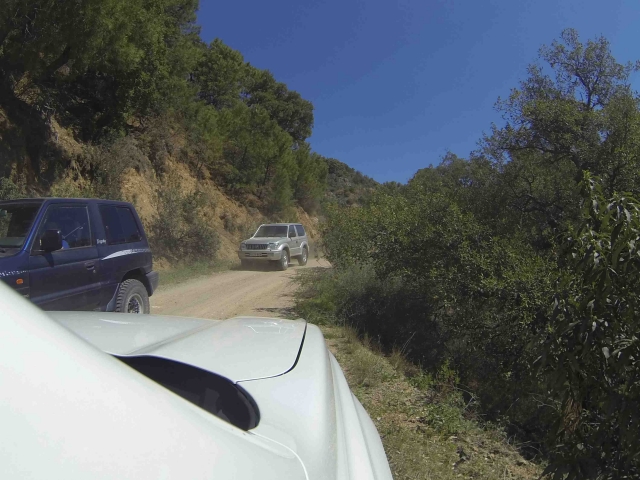 vehiculos 4x4 en un sendero de arena.jpg