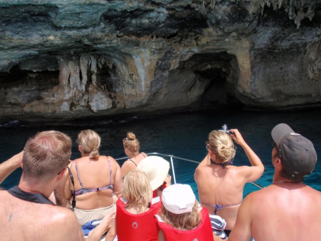 e-19716358-acercandonos-a-la-cueva-en-el-mar14883683408314.jpg