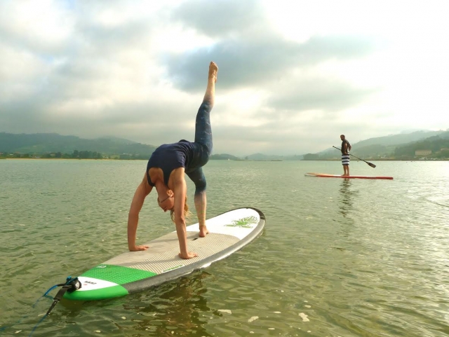  在桨冲浪板上做 SUP 瑜伽水 