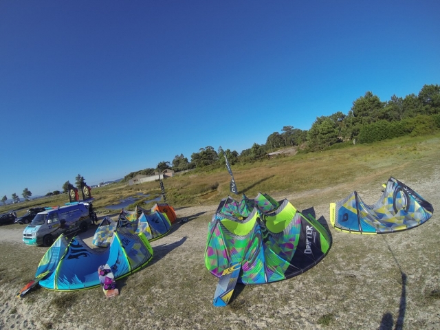  Cerfs-volants colorés au sol 