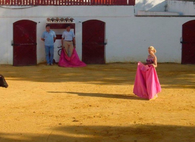  Fille face à la génisse 