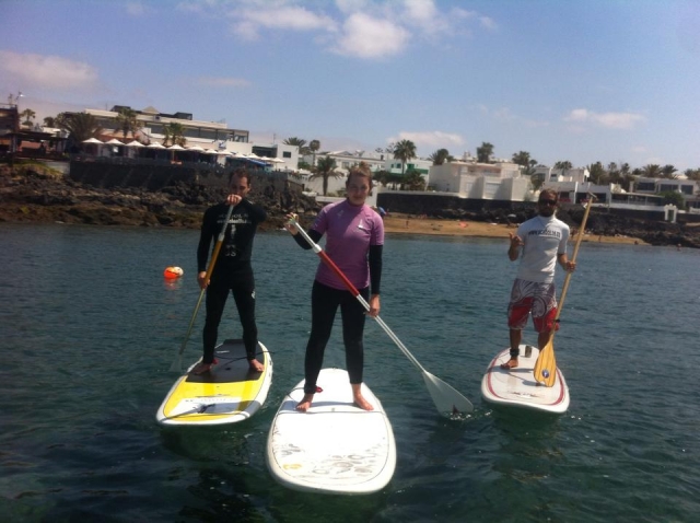 subidos a una tabla de paddle surf.jpg