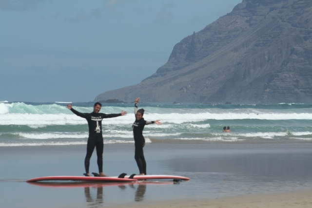 dos surfistas en la orilla con la montana de fondo.jpg