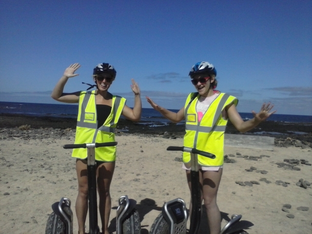  Due ragazze su un segway 