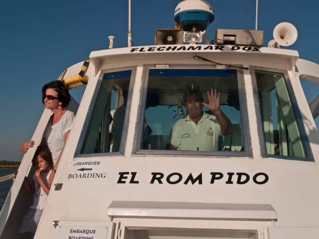 Capitan del Flechamar saludando
