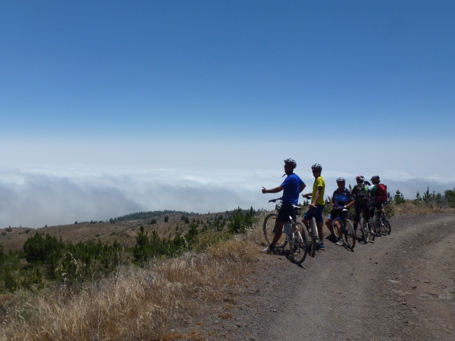 varios ciclistas en la ladera