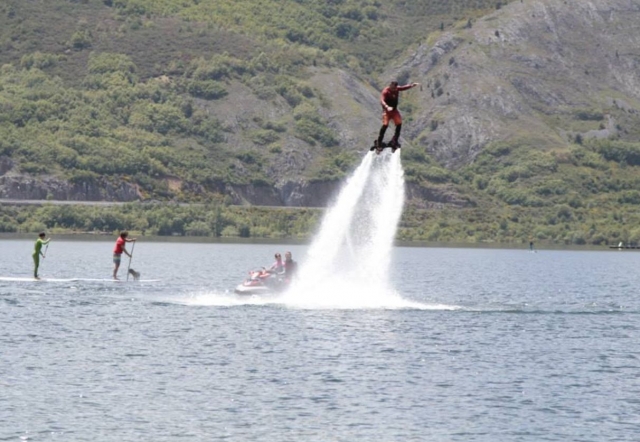 Elevandose junto a la moto de agua