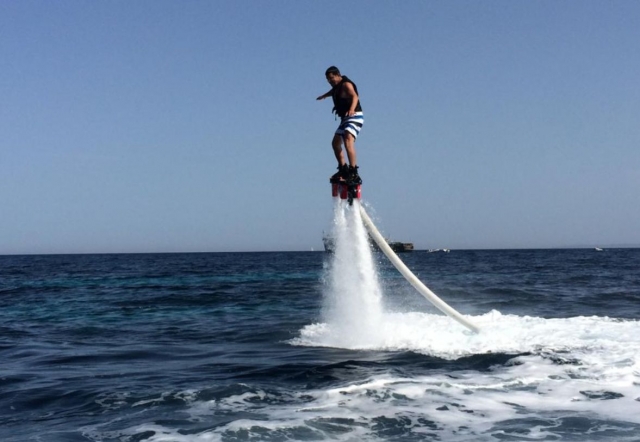 Primera experiencia sobre la tabla de flyboard