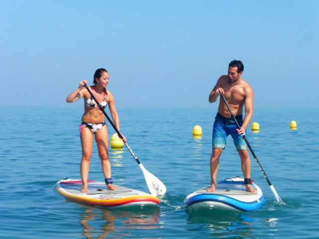  Couple doing sup 