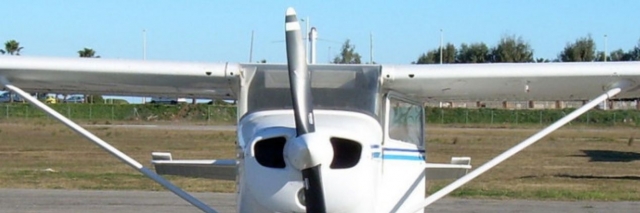 un piccolo aereo a terra 