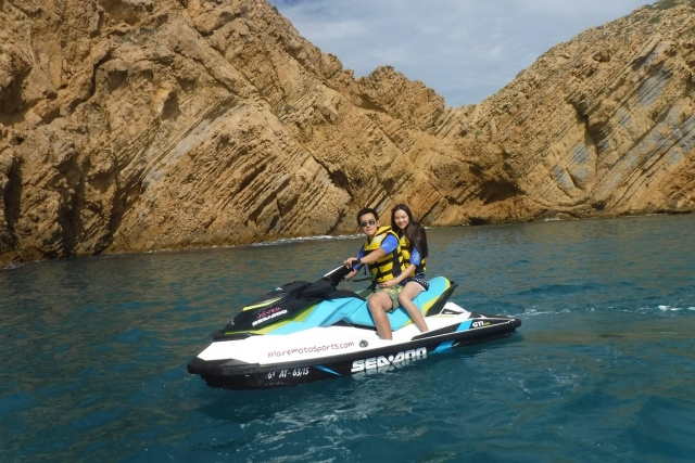  Coppia durante il percorso in moto d'acqua