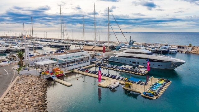 Le nostre moto preparate nel porto di Marina Greenwich 
