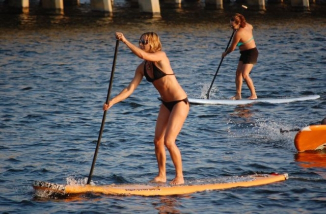 Chicas practicando paddle surf