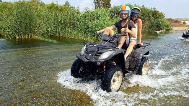Quad doble atravesando el rio