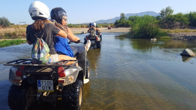 Atravesando el riachuelo con el quad