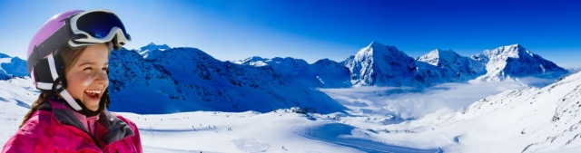 menina sorrindo na neve 