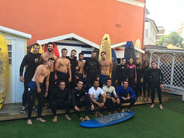 Alumnos en el patio de la surfhouse