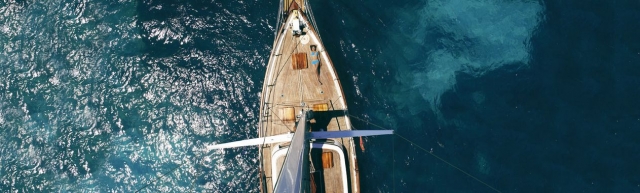  Mädchen sonnt sich auf dem Deck eines Bootes 