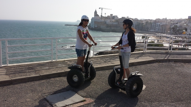 chicas paseando en segway por la costa