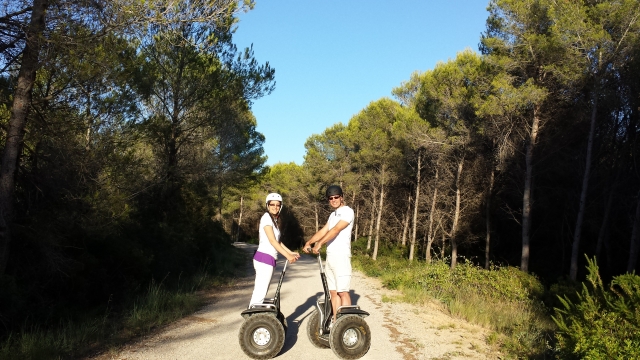 pareja subido en segway