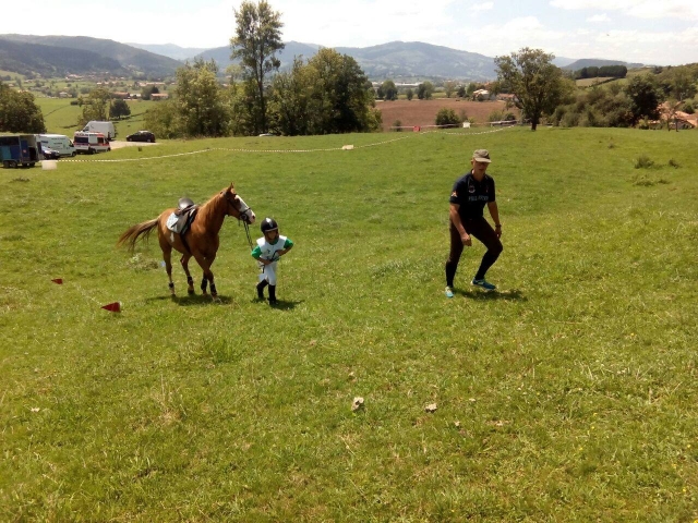 Pequeno jinete llevando su caballo
