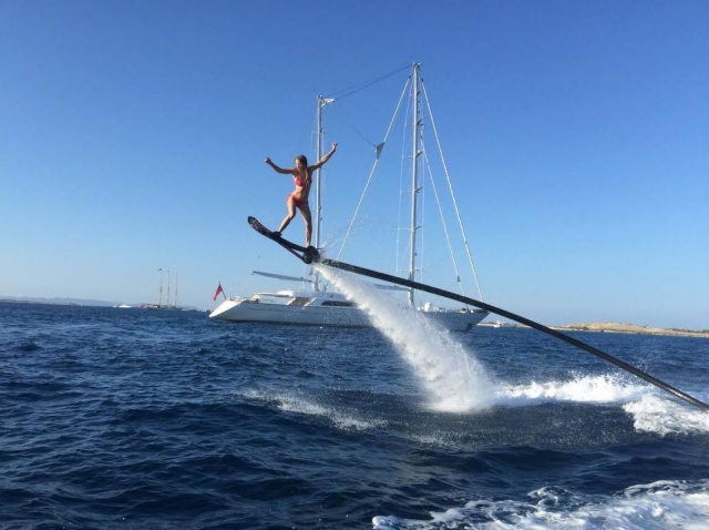 Chica probando el hoverboard