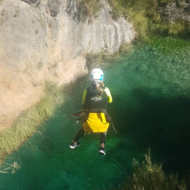 Saltando a la poza del barranco