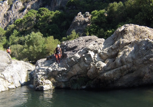 Acercandose al borde de la roca
