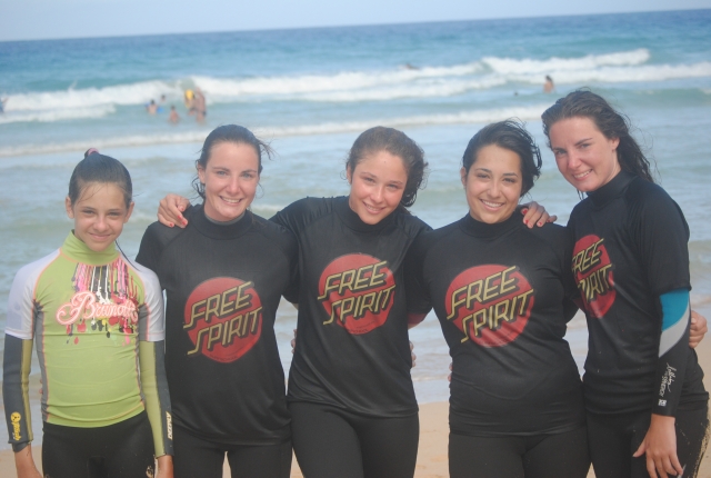 chicas surfistas con el mar de fondo
