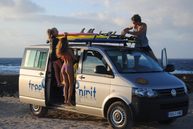  Ankunft am Strand in einem Van 