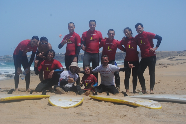  Gruppe von Surfern im Sand 