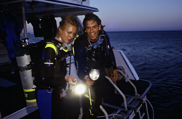  Preparing for night diving 