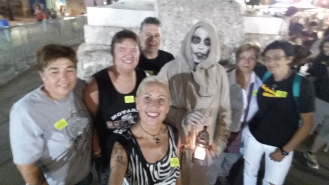 Fray Garí con un gruppo di partecipanti 