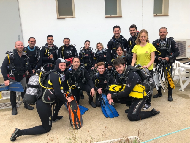 Alumnos de buceo en la escuela