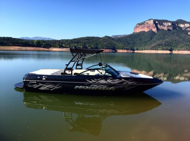 Lancha de wake en el embalse de Sau.JPG