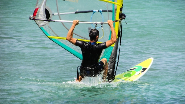  Boy windsurf 