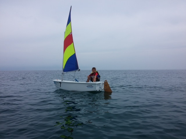 Peque en barco de vela