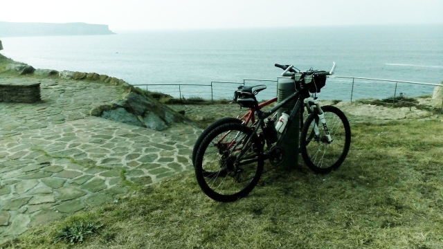  Fahrräder mit Blick auf das Meer in La Tablia 