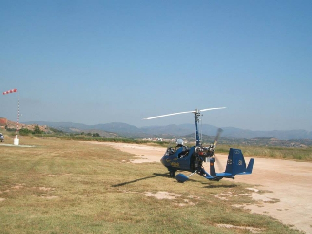  Autogiro na área de decolagem 