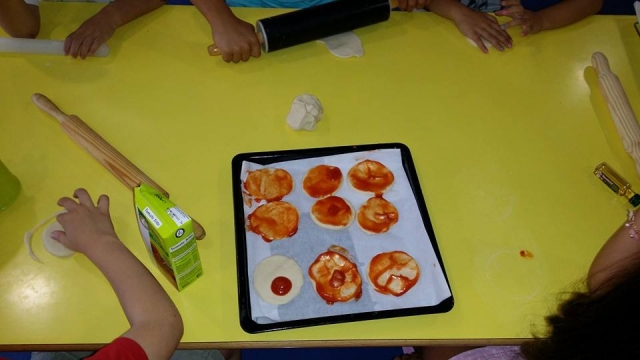 Haciendo mini pizzas