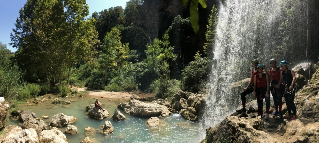 Bajo la cascada