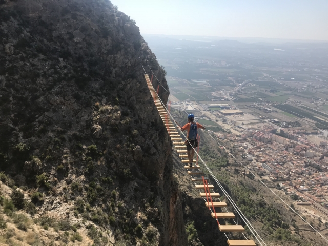 Puente tibetano en la vía ferrata